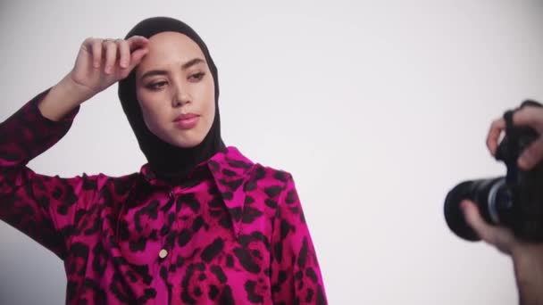 Russia Kazan 身穿粉色豹衣 头戴黑色头巾的穆斯林女性 背景为白色 — 图库视频影像