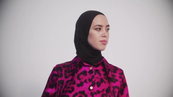 Rússia Kazão Mulher Muçulmana Terno Leopardo Rosa Hijab Preto Posando — Vídeo de Stock