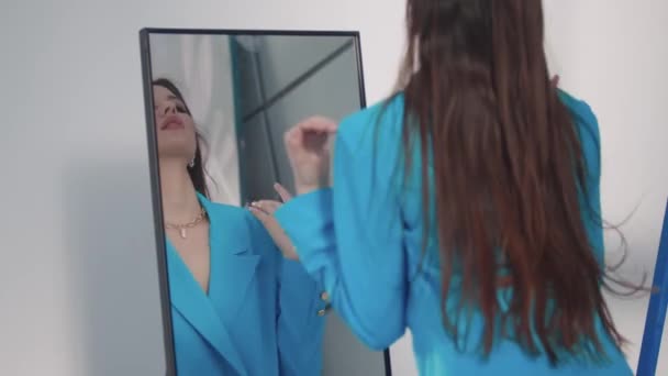 Una Giovane Bella Donna Blazer Blu Ostenta Davanti Uno Specchio — Video Stock