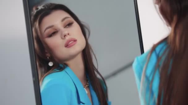 Mavi Ceketli Güzel Bir Kadın Aynanın Önünde Kendini Gösteriyor Orta — Stok video
