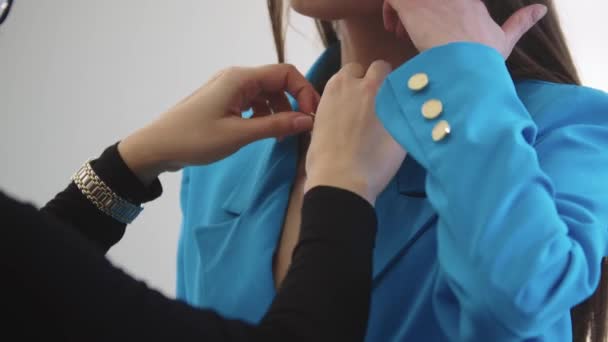 Tasarımcı Mücevherleri Mavi Ceketli Güzel Bir Kadının Boynuna Takar Orta — Stok video