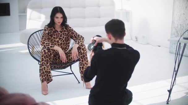 Fotoshooting Einer Jungen Schönen Model Frau Leopardenanzug Vor Dem Hintergrund — Stockvideo