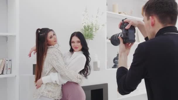 Russia Kazan Słodkie Piękne Modelki Przytulają Się Pozują Aparatu Środek — Wideo stockowe