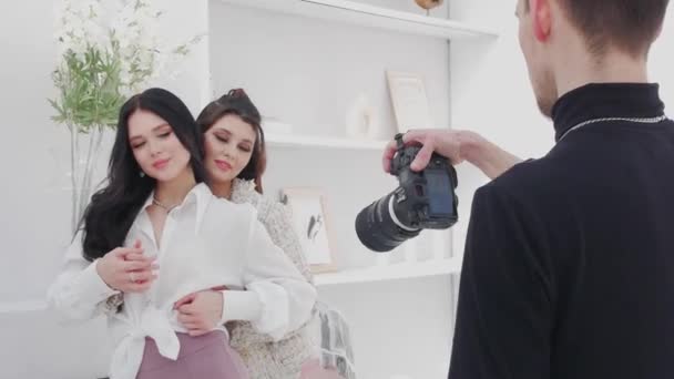Russia Kazan Симпатичні Красиві Молоді Жінки Моделі Обіймів Пози Камери — стокове відео