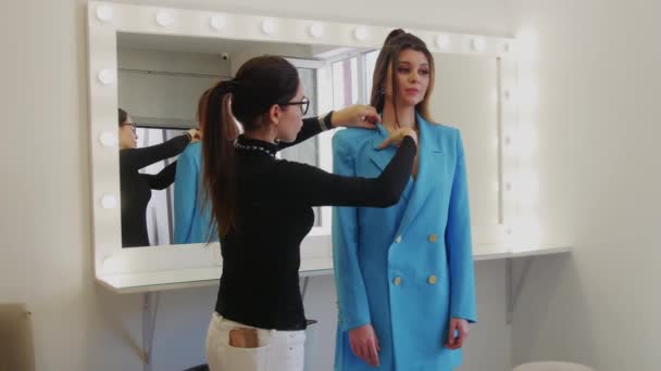Rusia Kazan Diseñador Vestuario Prepara Modelo Probador Mid Shot — Vídeo de stock