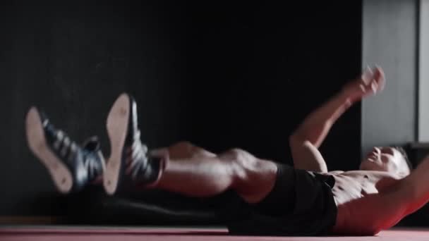 Ajuste Joven Golpeando Sus Músculos Abdominales Mid Shot — Vídeos de Stock