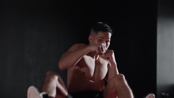 Fit Jovem Boxeador Treinando Seus Músculos Abdominais Ginásio Meio Tiro — Vídeo de Stock