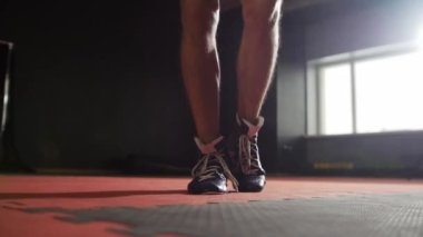 İpin üzerinden atlayan formda bir adam. Orta çekim