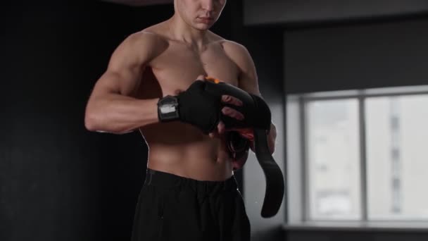 Подходящий Мужчина Рубашки Надевает Боксерские Перчатки Руки Спортзале Средний Выстрел — стоковое видео