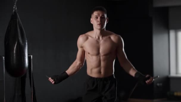 Spor Salonunda Ipin Üzerinden Atlayan Atletik Genç Adam Orta Çekim — Stok video