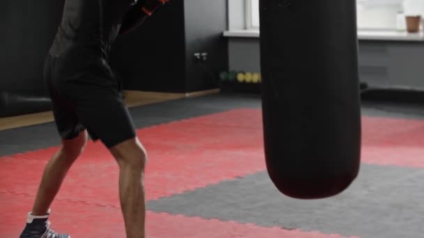 Jovem Boxeador Atlético Bater Saco Pancada Ginásio Meio Tiro — Vídeo de Stock
