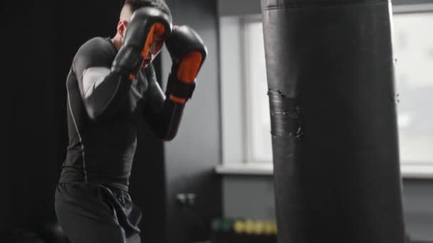 Atletisk Och Koncentrerad Ung Man Boxare Slå Boxningssäck Gymmet Mittskott — Stockvideo