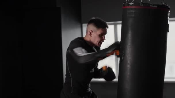 Fit Soustředěný Mladý Muž Boxer Bít Boxovací Pytel Tělocvičně Střední — Stock video