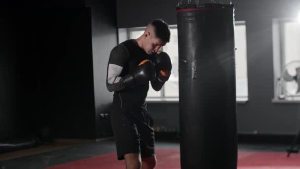 Jovem Boxeador Atlético Bater Saco Pancada Ginásio Meio Tiro — Vídeo de Stock