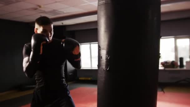 Box Training Agressieve Man Met Bokshandschoenen Die Bokszak Stompt Tussenschot — Stockvideo