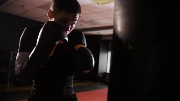 Entrenamiento Caja Ajuste Hombre Que Golpea Saco Boxeo Cámara Lenta — Vídeos de Stock