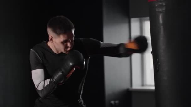 Mladý Zdravý Muž Buší Boxovacího Pytle Střední Snímek — Stock video