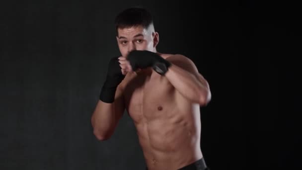 Joven Boxeador Sin Camisa Mostrando Sus Movimientos Mid Shot — Vídeos de Stock