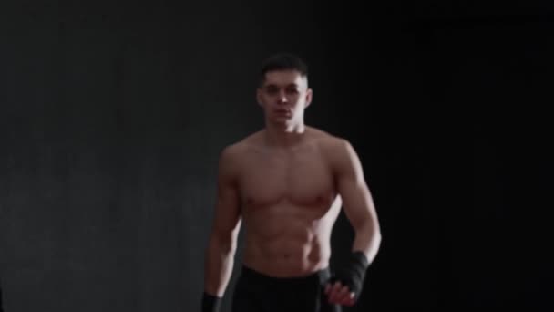 年轻的裸男拳击手走到镜头前 肖像画 — 图库视频影像