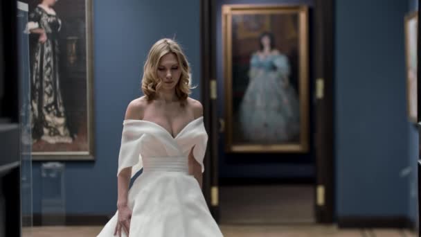 Wanita Muda Berambut Pirang Dengan Gaun Pengantin Berdiri Museum Ditengah — Stok Video