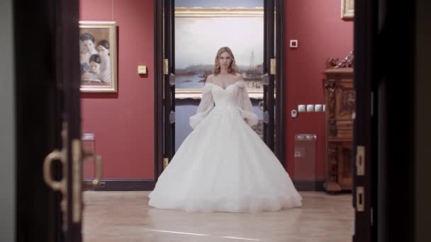 Une Femme Blonde Aux Cheveux Coiffés Portant Mariage Promène Dans — Video