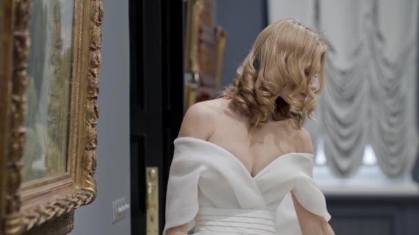 Une Femme Blonde Avec Des Cheveux Coiffés Portant Mariage Tient — Video