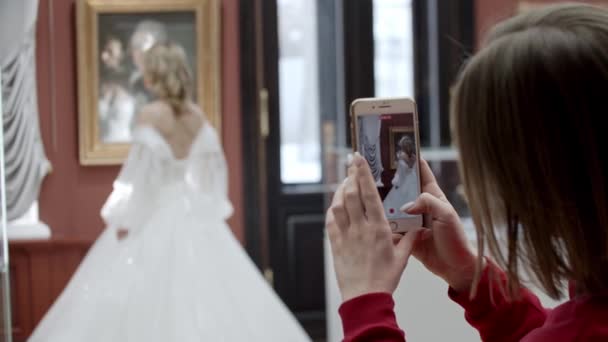 Uma Jovem Filma Vídeo Uma Mulher Vestido Noiva Museu Seu — Vídeo de Stock