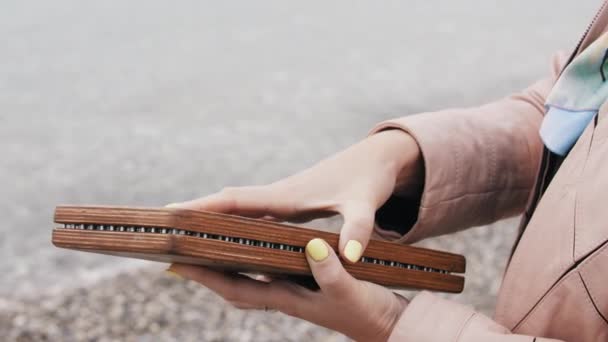 Bir Kadın Sahilde Akupunktur Tahtası Açıyor Orta Çekim — Stok video