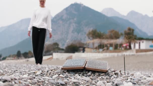 Una Mujer Camina Hacia Tabla Sadhu Orilla Del Mar Incienso — Vídeos de Stock