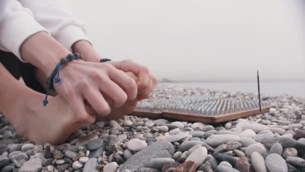 一个女人跪在脚趾头上 然后踩在沙地湖的木板上 — 图库视频影像