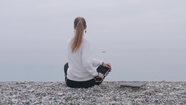 Inspirująca Kobieta Siedzi Brzegu Morza Pozycji Lotosu Przygotowuje Się Wejścia — Wideo stockowe