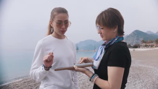 Deux Femmes Debout Sur Bord Mer Une Elles Tenant Panneau — Video