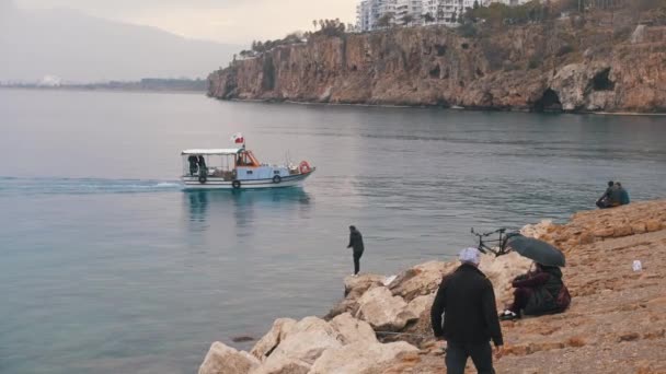 Turkey Stanbul 2022 Kayaların Yanındaki Kıyıya Yüzer Orta Çekim — Stok video