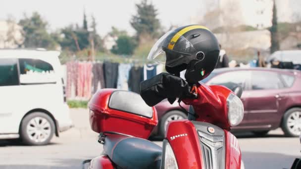 Sebuah Skuter Merah Dengan Helm Gantung Berdiri Jalan Ditengah Tembakan — Stok Video