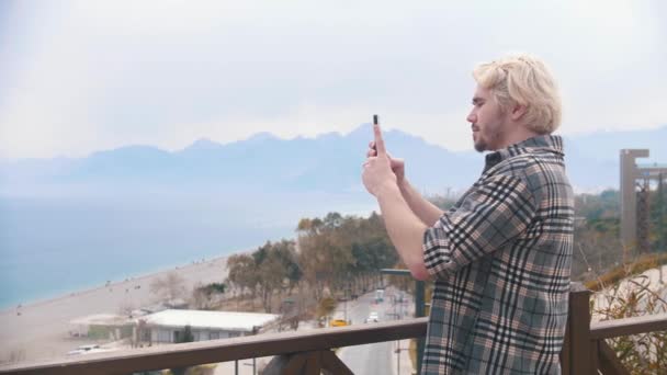 Młody Blondyn Robi Zdjęcia Widokiem Morze Środek Strzału — Wideo stockowe