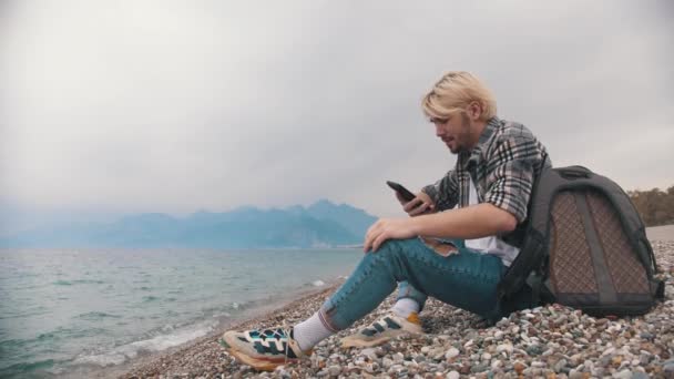 Ekose Gömlekli Genç Bir Adam Kıyıda Oturur Telefonuyla Konuşur Orta — Stok video