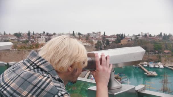 Blonder Mann Karierten Hemd Der Von Der Aussichtsplattform Aus Durch — Stockvideo