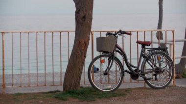Deniz kenarındaki bir tepede park edilmiş bisiklet. Orta çekim
