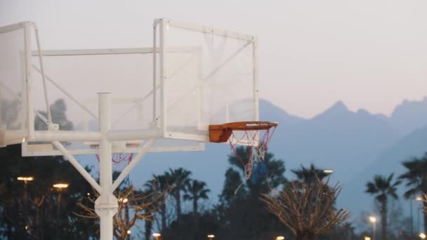 Basketballkorbnetz Flattert Bei Sonnenuntergang Wind Mittelschuss — Stockvideo