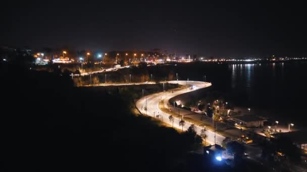Gece Deniz Kenarında Aydınlık Dolambaçlı Bir Yol Orta Çekim — Stok video