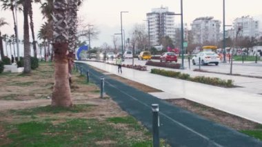 03-04-2022 TURKEY, İSTANBUL: çocuk rıhtım yakınlarında paten kayıyor. Orta çekim