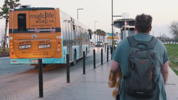 2022 Turkey Stanbul Adam Toplu Taşıma Durağındaki Bir Otobüse Geç — Stok video