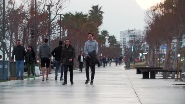 2022 Турция Стамбул Люди Гуляют Набережной Истанбула Средний Выстрел — стоковое видео