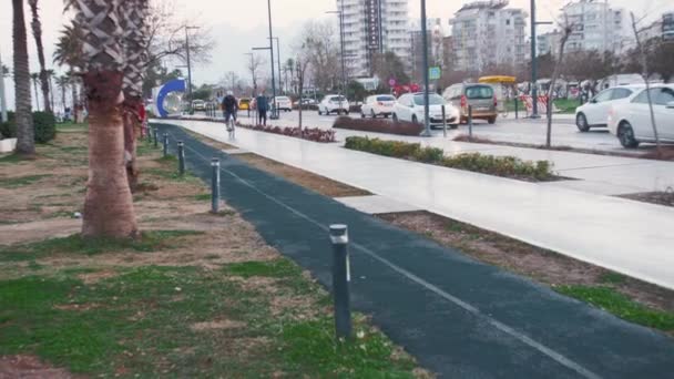2022年3月4日イスタンブール トルコ 堤防の近くで自転車に乗る男 ミッドショット — ストック動画
