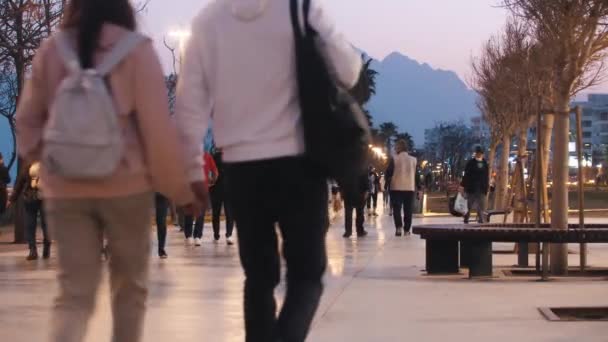 2022 Turkey Istanbul Mladí Lidé Chodí Chodníku Teplého Večera Střední — Stock video