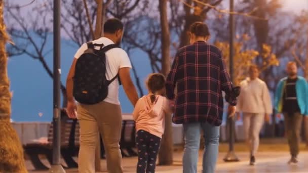 2022 Turkey Istanbul Familie Wandelingen Langs Mensen Gevulde Stoep Warme — Stockvideo