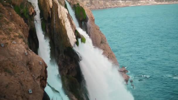 Massiver Wasserfall Mit Einem Chip Meer Mittelschuss — Stockvideo