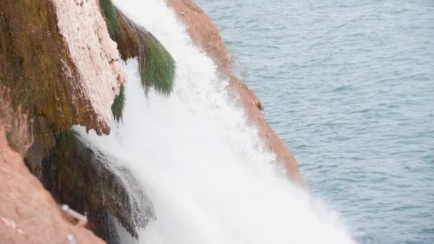 Ein Mächtiger Wasserfall Kracht Gegen Die Steine Mittelschuss — Stockvideo