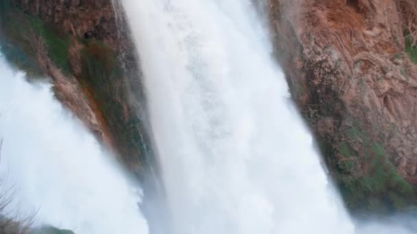 Ein Mann Gelben Regenmantel Fischt Meer Unter Dem Ungebremsten Wasserfall — Stockvideo