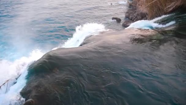 蓝色光滑的水从悬崖上滑落到瀑布上 — 图库视频影像